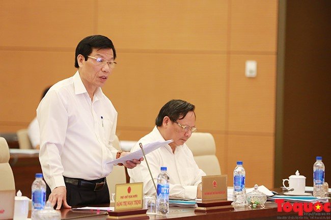  Bộ trưởng Bộ VHTTDL Nguyễn Ngọc Thiện đọc tờ trình dự án Luật Du lịch sửa đổi tại Ủy ban Thường vụ Quốc hội.